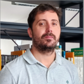 Carlos Barradas, natural do Estreito de Câmara de Lobos, é doutorando em Estudos Globais pela Universidade Aberta, com licenciatura em Ciências da Cultura e mestrado em Estudos Linguísticos e Culturais pela Universidade da Madeira. Atualmente desempenha as funções de coordenador do Centro Local de Aprendizagem da Universidade Aberta, em Câmara de Lobos. É investigador no Centro de Estudos Globais da Universidade Aberta e sócio fundador da Associação para o Desenvolvimento dos Estudos Globais e Insulares – ADEGI. Participa no Projeto AprenderMadeira, na preparação do Dicionário Enciclopédico da Madeira, onde ficou responsável pela elaboração de diversas entradas. Está a frequentar o doutoramento em Estudos Globais pela Universidade Aberta.